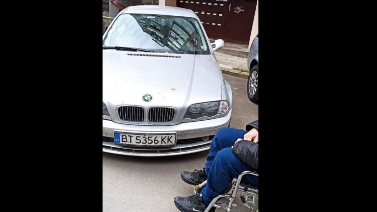  Шофьор паркира БМВ-то си във Варна и мрежата побесня, ето защо СНИМКИ