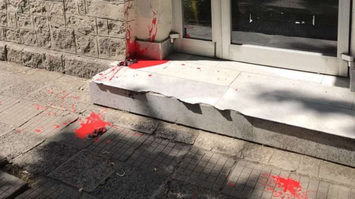 Скандална вандалщина срещу централата на  БСП в Пловдив СНИМКИ