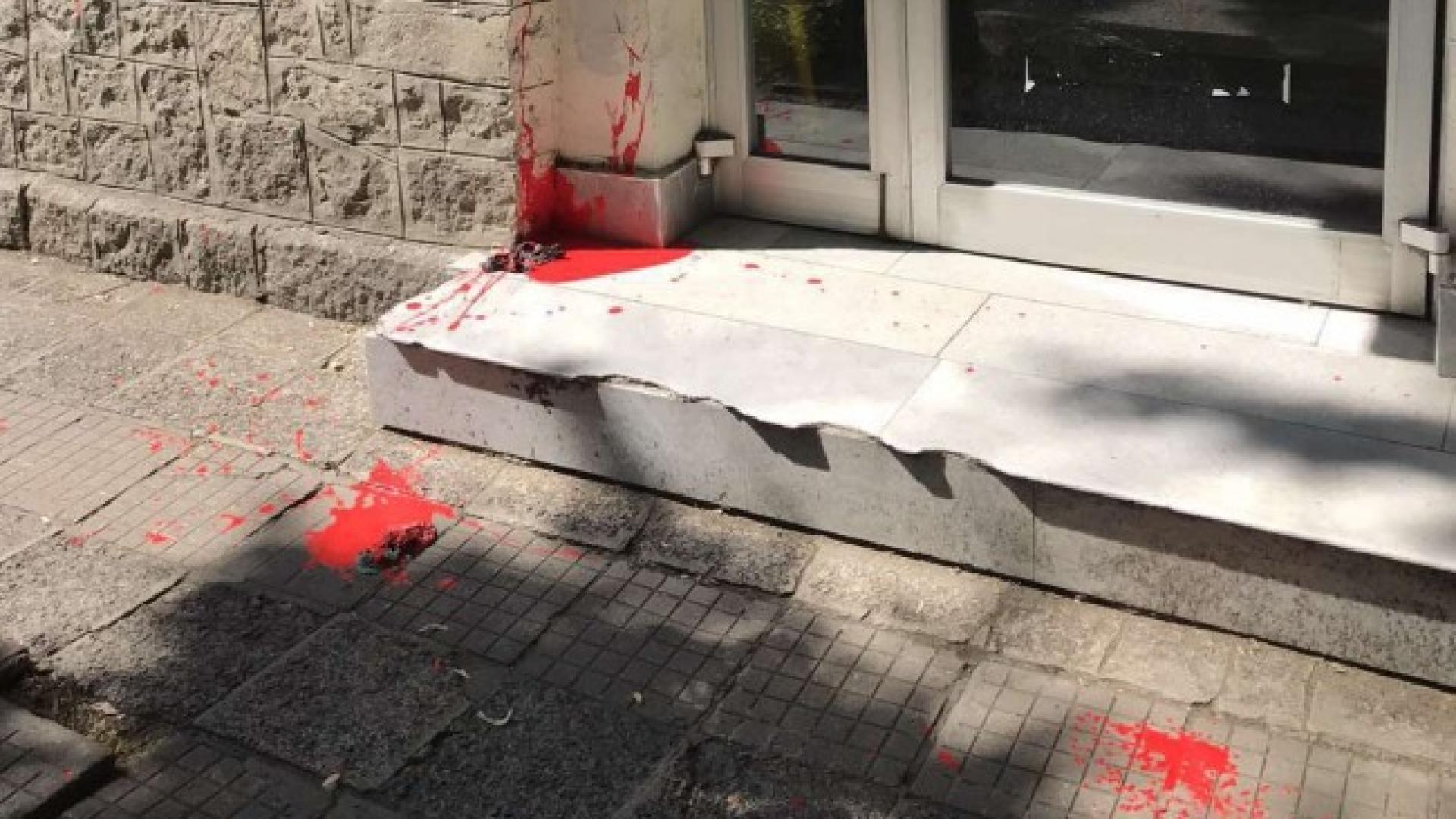 Скандална вандалщина срещу централата на  БСП в Пловдив СНИМКИ