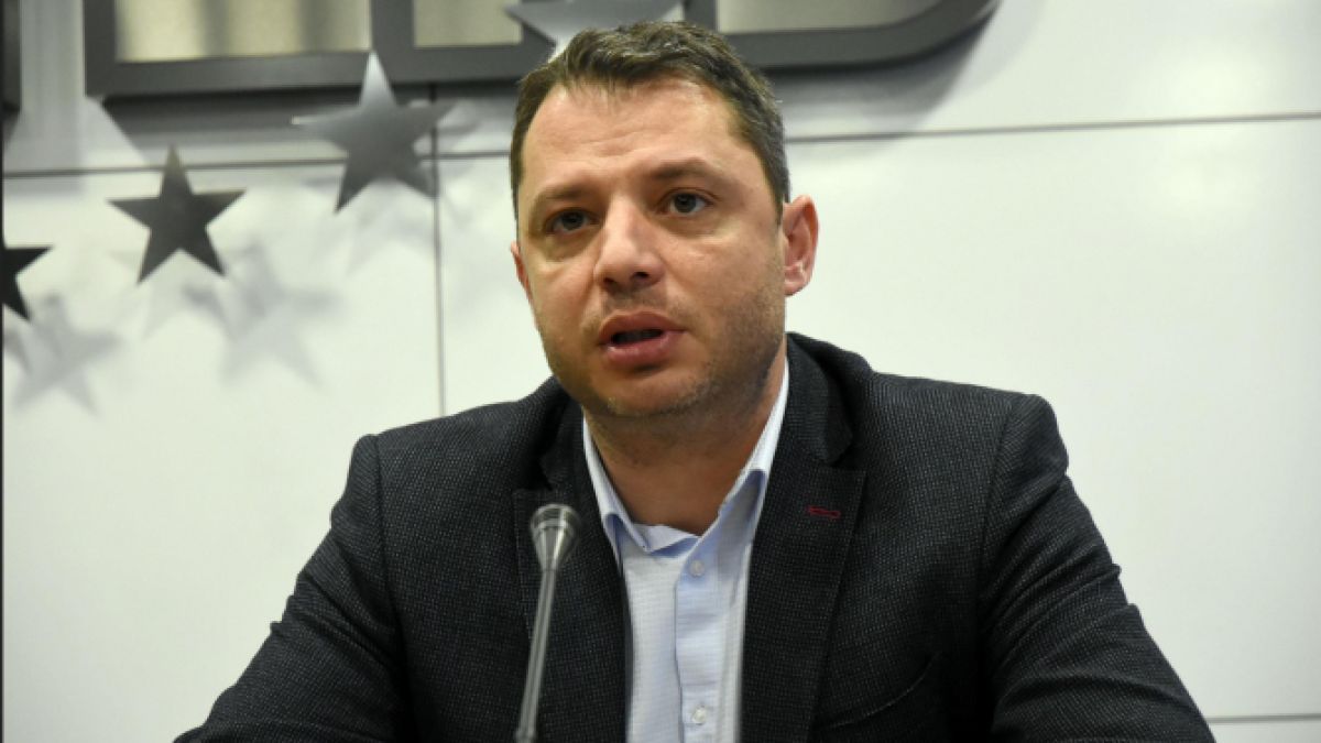 Делян Добрев към Кирил Петков: Ало, Студио Х?!, много филми гледате