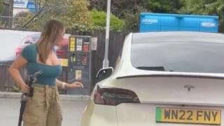 Секси девойка се опита да зареди Tesla с бензин, мрежата я разнищи ВИДЕО
