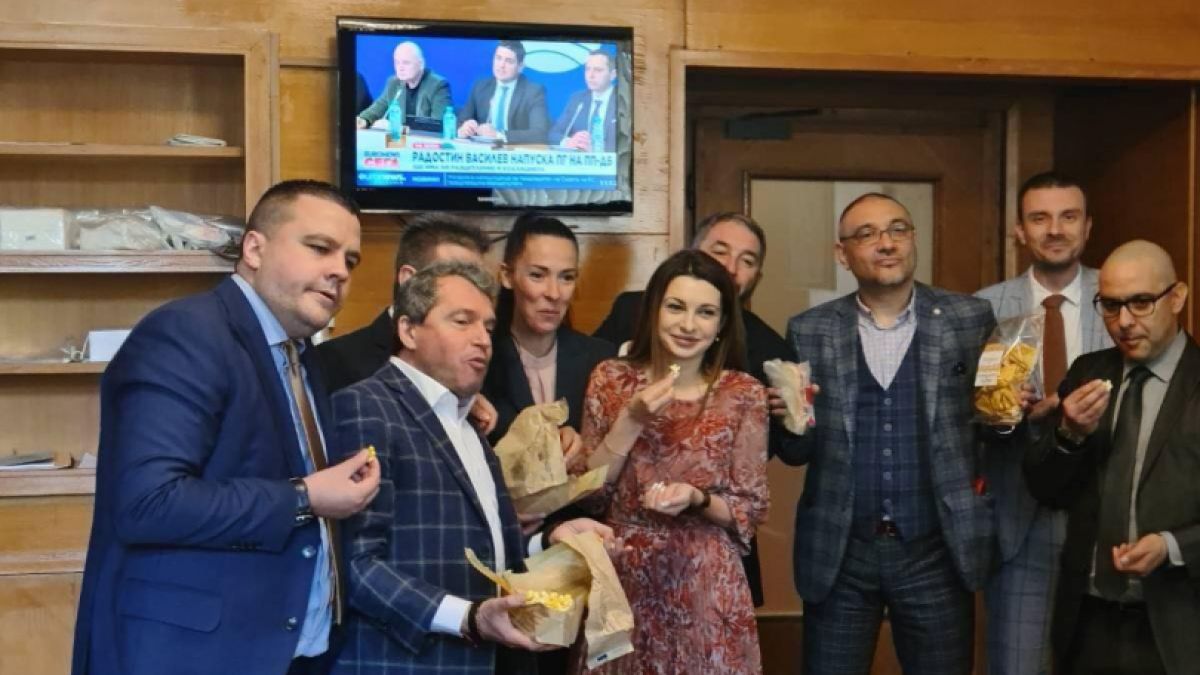 ИТН изби рибата с тази СНИМКА по време на скандалната пресконференция на Радостин Василев