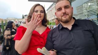 Красива абитуриентка от Асеновград никога няма да забрави това, което се случи на бала й ВИДЕО 