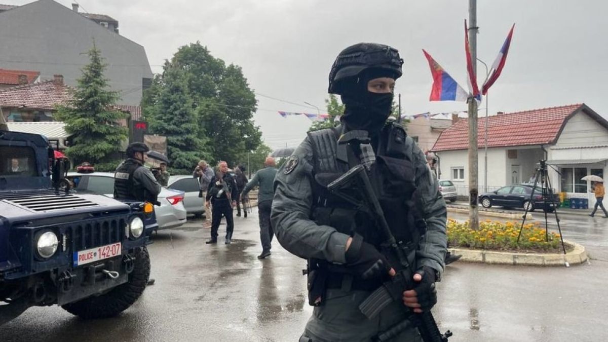 Буре с Барут: Сърбия трупа военни части на границата с Косово