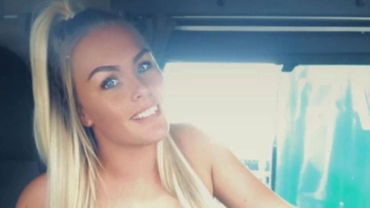 Сексапилната Никол свали военната униформа и започна да върти... СНИМКИ 18+