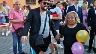 Простотия до шия: Всички говорят за вида на този абитуриент от Пловдив