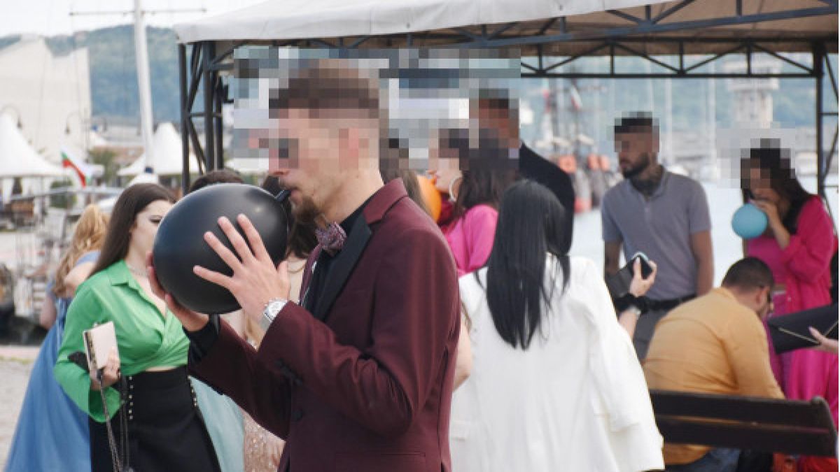 Цвета на нацията: Абитуриенти отпразнуваха старта на живота, надишвайки се със... СНИМКИ