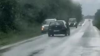 Пиян или дрогиран?! Хасковски джигит шпори Голфа си в насрещното, къде е полицията? ВИДЕО