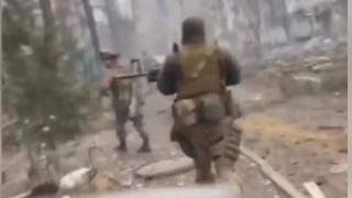ВИДЕО от войната: Показаха последните боеве в руините на предградие на Бахмут