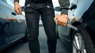 Димитровградчанин се опита да спука гума на кола, но не очакваше да му се случи това СНИМКА