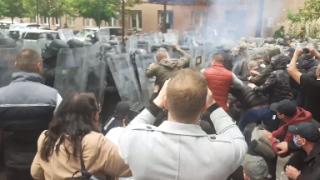 Почна се: Бунт в Северно Косово, има сблъсъци с полицията и ранени ВИДЕО