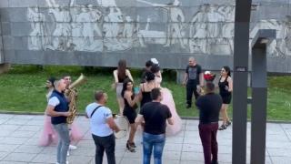 Скандал: Абитуриентки се гаврят с паметта на Христо Ботев във Враца ВИДЕО