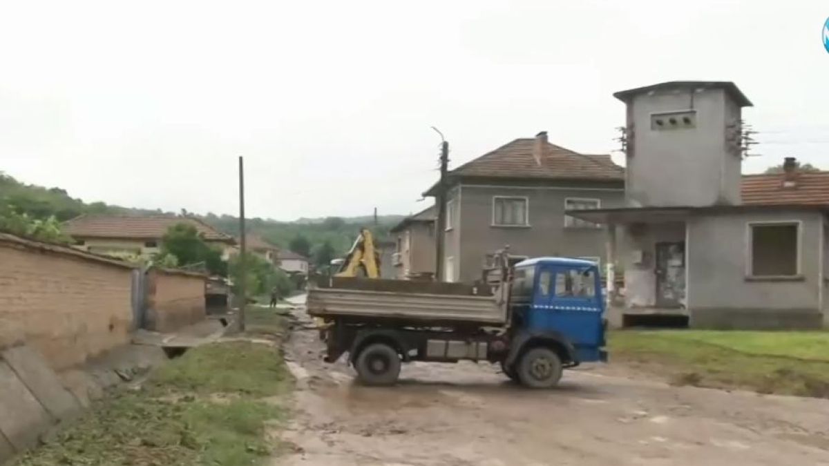 Водна стихия: 4-метрова вълна отнесе улици в Ореш, положението е страшно ВИДЕО