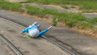 Деца играят смъртоносна игра в столичния "Люлин", няма кой да ги спре ВИДЕО 