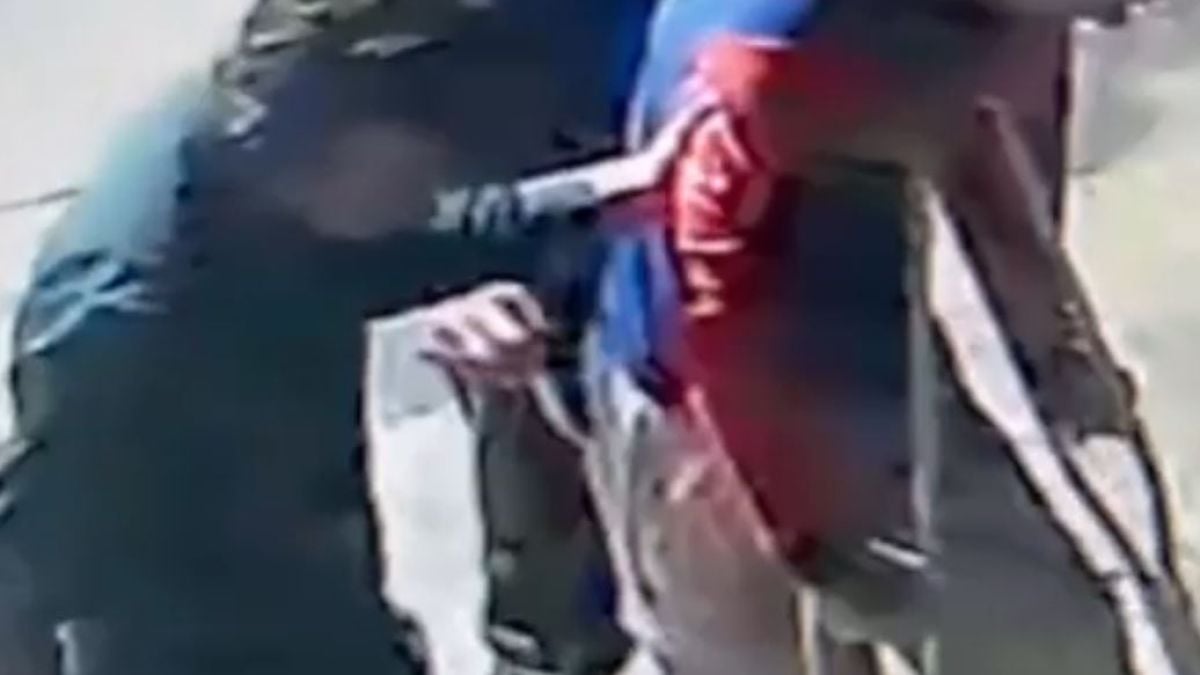 Грозно падение: Бабаити обраха посред бял ден момче с гипсиран счупен крак СНИМКИ 