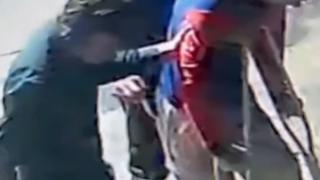 Грозно падение: Бабаити обраха посред бял ден момче с гипсиран счупен крак СНИМКИ 