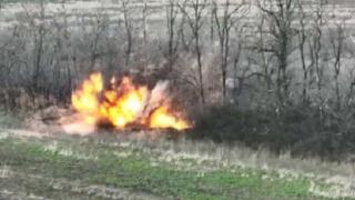 ВИДЕО от войната: "Ланцет" срещу САУ "Хиацинт" със защитна мрежа