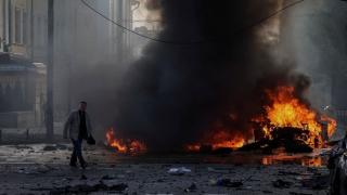 Първи СНИМКИ и ВИДЕО от руския удар по сградата на ГРУ в Киев