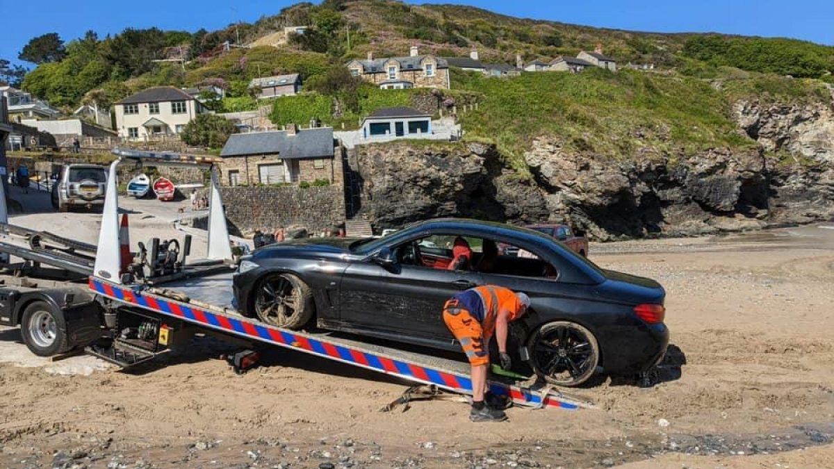 Удави си BMW-то: Нескопосан шофьор паркира на плажа и разсмя мрежата ВИДЕО