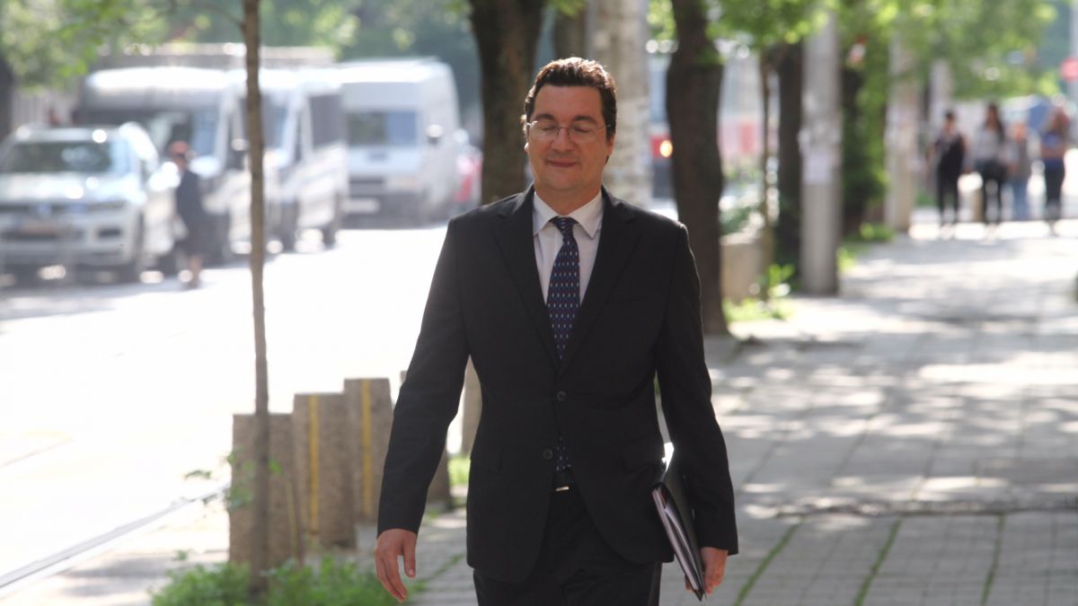 Началото на края: Близък на Радев му заби нож след изцепката с референдума