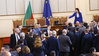 Нинова с нови разкрития за бруталното меле в НС! СНИМКИ