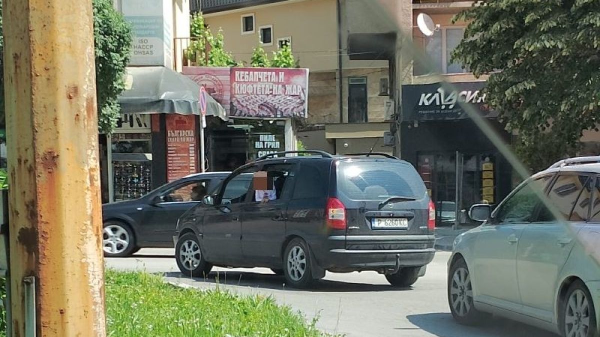 Простотия с малчуган и кола в движение вбеси мрежата навръх Деня на детето СНИМКА