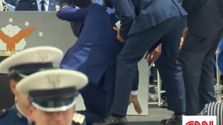 Джо Байдън се спъна и падна, замалко не се преби ВИДЕО