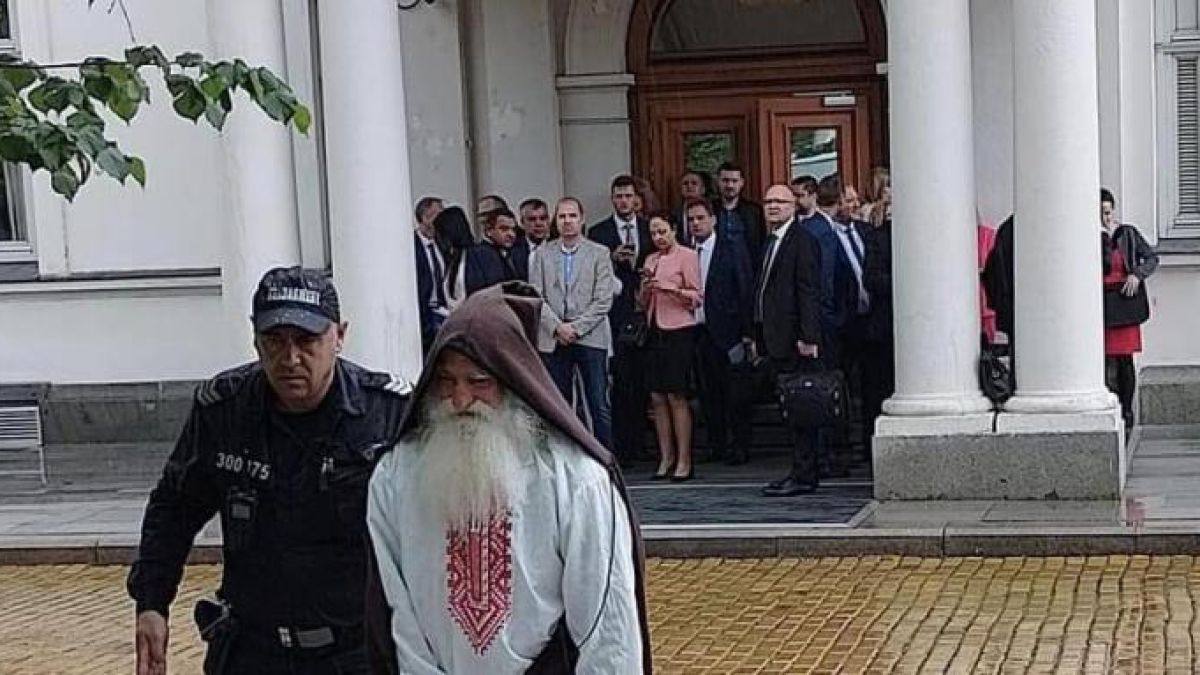 Цяла България пита: Кой е този бос мъж в дъжда пред парламента?