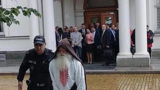 Цяла България пита: Кой е този бос мъж в дъжда пред парламента?