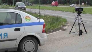 Екшън: Шофьори псуват, ругаят и снимат полицай с камера на пътен възел "Охлюва", а после...