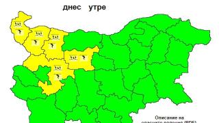 България в плен на лошото време, гръмотевични бури и градушки удрят най-силно в... КАРТИ