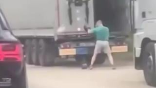 Не е истина как тираджия се развлича по време на задръстване ВИДЕО