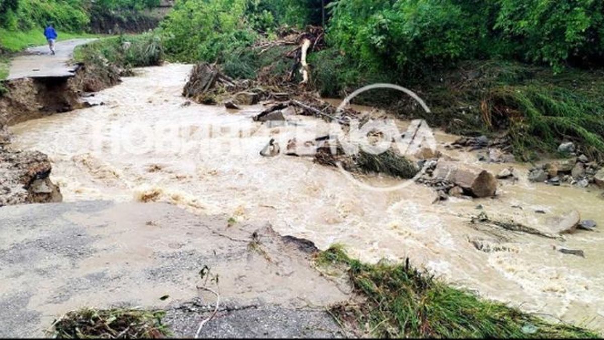 Воден кошмар: Стихия помете българско село, приливна вълна го остави без ток СНИМКИ