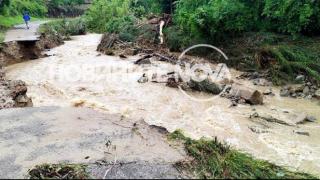Воден кошмар: Стихия помете българско село, приливна вълна го остави без ток СНИМКИ