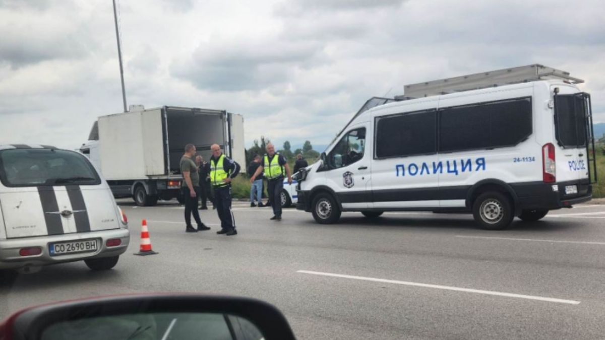 Нови подробности за сгащения бял бус със задушаващи се мигранти в София СНИМКИ