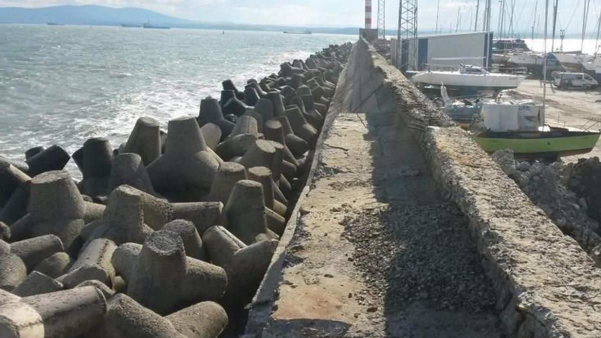 Смразяваща драма в Бургас с две момченца, скочили в бурното море 
