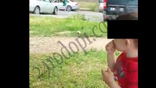 Загорели младежи се отдадоха на разврат пред очите на малки дечица ВИДЕО 