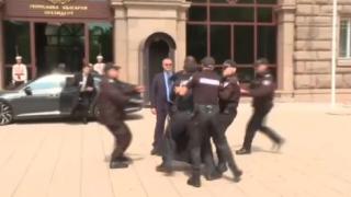 Опасно нападение срещу Петков и акад. Денков пред президентството, полицаите наскачаха и... СНИМКИ