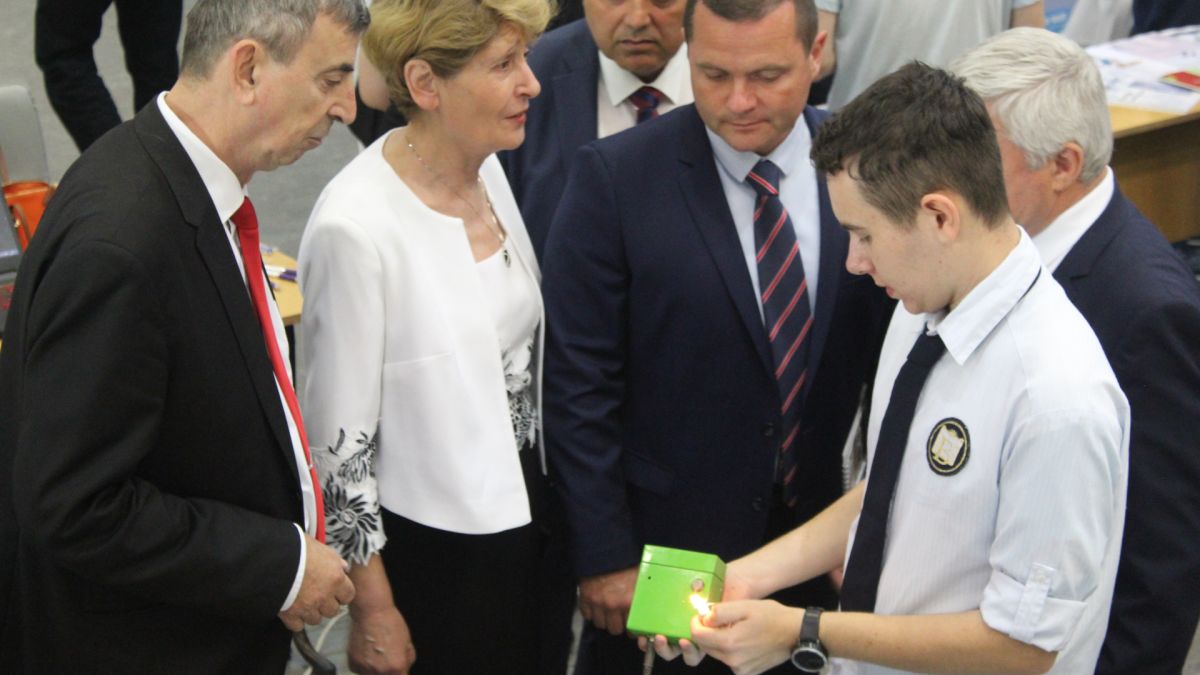 Десетки студенти и ученици представиха проектите си в VII-ото Иновативно експо