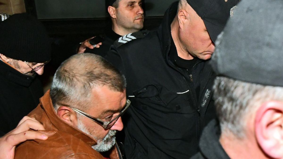 Малко преди да умре в килията си, собственикът на камиона ковчег от Локорско...
