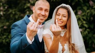 Не е за вярване с каква рокля бе Вики на сватбата си с Явор СНИМКИ