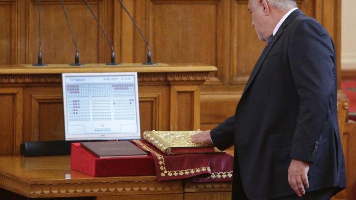 Фотобомба: Преди гласуването на кабинета Борисов насаме с...
