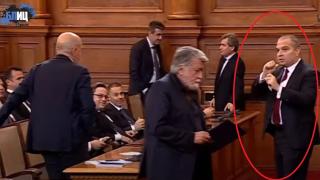 Секс изцепка в НС: Гроздан Караджов показа как Петков прави орална любов, парламентът кипна БЛИЦ TV 18+