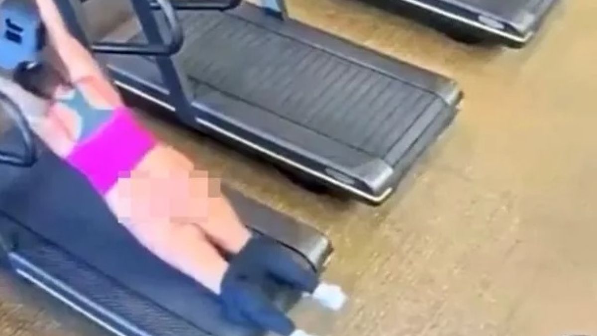 Пътека събу гащите на жена и я остави гола във фитнес ВИДЕО