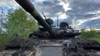 ВИДЕО от войната: Руската армия унищожава техника и позиции на ВСУ край Лисичанск