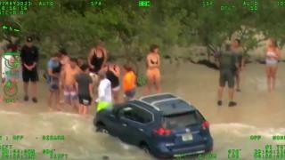 Шофьорка се почерпи на плажа, реши да обърне джипа и стана страшно ВИДЕО