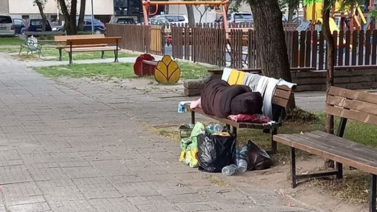 Покъртителна глeдка с млада жена в парка озадачава пловдивчани СНИМКА
