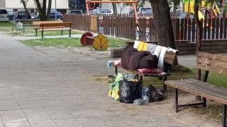 Покъртителна глeдка с млада жена в парка озадачава пловдивчани СНИМКА