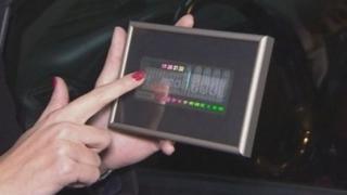 Ново 20 с екостикерите на стъклото на колата