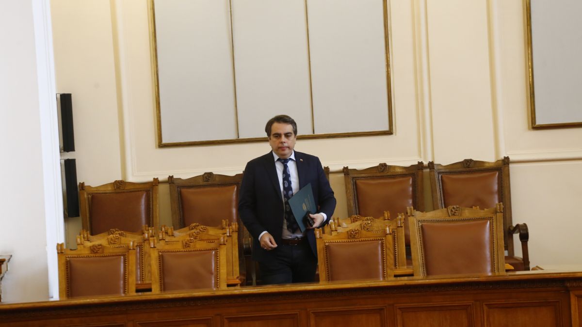 Асен Василев каза защо е върнал Спецов и Тонев